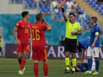 Schiedsrichter Ovidiu Haţegan zeigt Ethan Ampadu (16) von Wales die Rote Karte. Foto: Alessandra Tarantino/AP Pool/dpa Schiedsrichter Ovidiu Haţegan zeigt Ethan Ampadu (16) von Wales die Rote Karte. Foto: Alessandra Tarantino/AP Pool/dpa