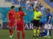 Schiedsrichter Ovidiu Haţegan zeigt Ethan Ampadu (16) von Wales die Rote Karte. Foto: Alessandra Tarantino/AP Pool/dpa