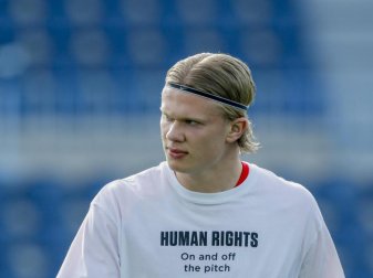 Norwegens Erling Haaland trägt ein T-Shirt mit der Aufschrift «Human Rights. On and off the pitch». Foto: Fermin Rodriguez/AP/dpa