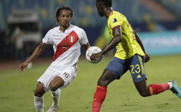 Perus Andre Carrillo (l) und Kolumbiens Davinson Sanchez kämpfen um den Ball. Foto: Eraldo Peres/AP/dpa