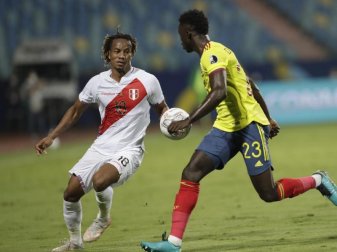 Perus Andre Carrillo (l) und Kolumbiens Davinson Sanchez kämpfen um den Ball. Foto: Eraldo Peres/AP/dpa Perus Andre Carrillo (l) und Kolumbiens Davinson Sanchez kämpfen um den Ball. Foto: Eraldo Peres/AP/dpa