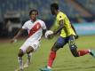 Perus Andre Carrillo (l) und Kolumbiens Davinson Sanchez kämpfen um den Ball. Foto: Eraldo Peres/AP/dpa