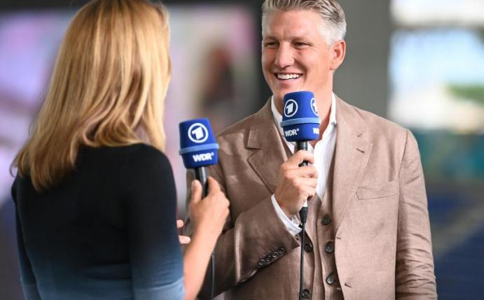 Bastian Schweinsteiger ist begeistert von Robin Gosens. Foto: Matthias Balk/dpa