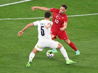 Der Türke Hakan Calhanoglu (r) könnte zu Inter Mailand wechseln. Foto: Matthias Balk/dpa Der Türke Hakan Calhanoglu (r) könnte zu Inter Mailand wechseln. Foto: Matthias Balk/dpa