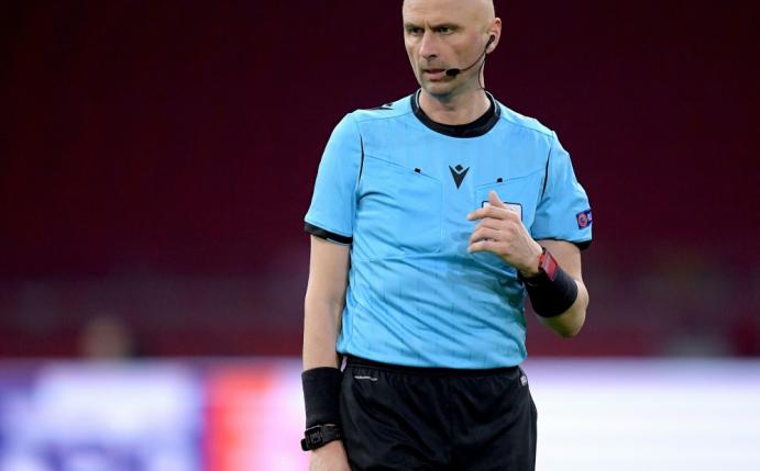 Sergej Karassew pfeift das Spiel gegen Ungarn