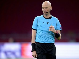 Sergej Karassew pfeift das Spiel gegen Ungarn Sergej Karassew pfeift das Spiel gegen Ungarn