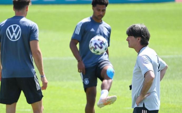 Bundestrainer Joachim Löw (r) musste im Montags-Training auf drei wichtige Spieler verzichten. Foto: Federico Gambarini/dpa