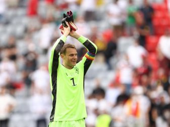 Manuel Neuer wird auch gegen Ungarn die Regenbogen-Binde am Arm tragen. Foto: Christian Charisius/dpa Manuel Neuer wird auch gegen Ungarn die Regenbogen-Binde am Arm tragen. Foto: Christian Charisius/dpa