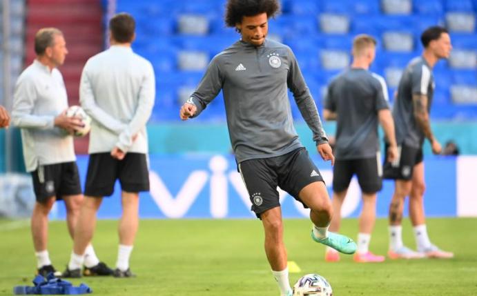 Muss sich bei der EM mit der Jokerrolle zufrieden geben: Bayern-Profi Leroy Sané. Foto: Federico Gambarini/dpa