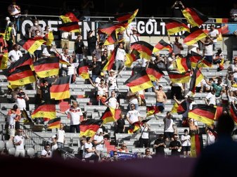 Von Masken ist bei den deutschen Fans auf der Tribüne vor dem Spiel gegen Portugal nicht viel zu sehen. Foto: Philipp Guelland/EPA Pool/dpa Von Masken ist bei den deutschen Fans auf der Tribüne vor dem Spiel gegen Portugal nicht viel zu sehen. Foto: Philipp Guelland/EPA Pool/dpa
