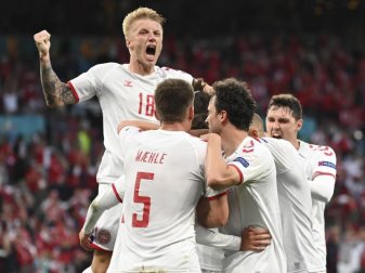 Torjubel bei den Dänen, die mit dem 1:0 gegen Russland ihre Aufholjagd starten. Foto: Jonathan Nackstrand/Pool AFP/dpa Torjubel bei den Dänen, die mit dem 1:0 gegen Russland ihre Aufholjagd starten. Foto: Jonathan Nackstrand/Pool AFP/dpa