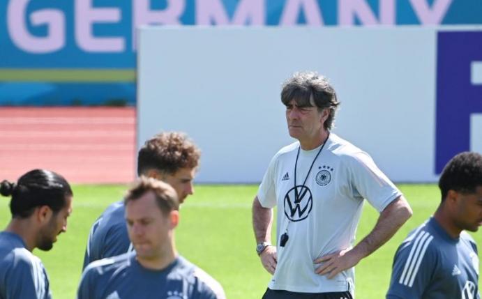 Bundestrainer Joachim Löw wird vor dem Spiel gegen Ungarn bei den erprobten Abläufen bleiben. Foto: Federico Gambarini/dpa