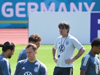 Bundestrainer Joachim Löw wird vor dem Spiel gegen Ungarn bei den erprobten Abläufen bleiben. Foto: Federico Gambarini/dpa Bundestrainer Joachim Löw wird vor dem Spiel gegen Ungarn bei den erprobten Abläufen bleiben. Foto: Federico Gambarini/dpa