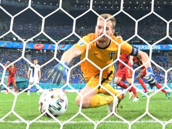 Hradecky erhielt Trost von den finnischen Fans Hradecky erhielt Trost von den finnischen Fans