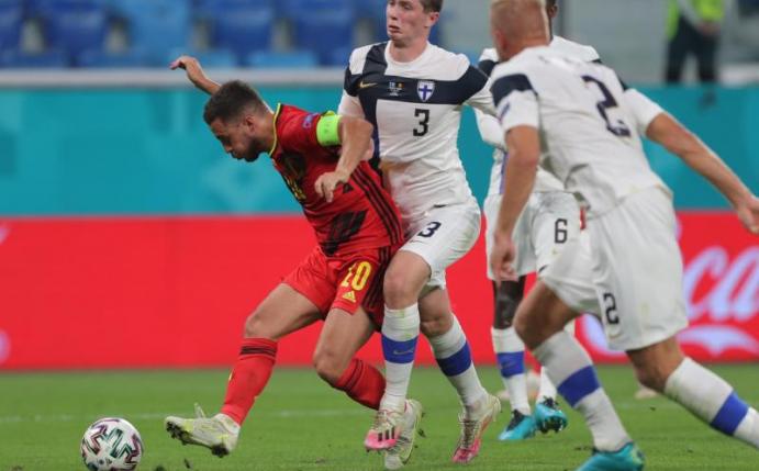 Der Belgier Eden Hazard (l) feierte gegen Finnland sein Startelf-Comeback. Foto: Igor Russak/dpa