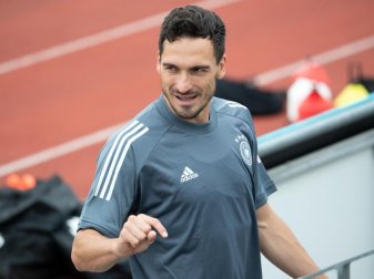 Die musikalische Darbietung seiner Teamkollegen gibt einen «extrem realistischen» Einblick in die Freizeitgestaltung, so Mats Hummels. Foto: Federico Gambarini/dpa Die musikalische Darbietung seiner Teamkollegen gibt einen «extrem realistischen» Einblick in die Freizeitgestaltung, so Mats Hummels. Foto: Federico Gambarini/dpa