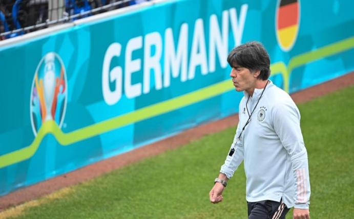 Fordert von seinem Team «punkten, siegen und erfolgreich sein»: Bundestrainer Joachim Löw. Foto: Federico Gambarini/dpa