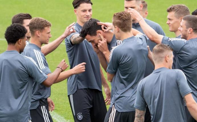 Ein Sieg gegen Ungarn ist Pflicht: Die deutschen Spieler zeigen sich beim Abschlusstraining gut gelaunt. Foto: Federico Gambarini/dpa