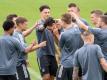 Ein Sieg gegen Ungarn ist Pflicht: Die deutschen Spieler zeigen sich beim Abschlusstraining gut gelaunt. Foto: Federico Gambarini/dpa