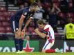 Kroatien feierte nach dem Sieg gegen Schottland Starspieler Luka Modric (r). Foto: Petr David Josek/AP Pool/dpa