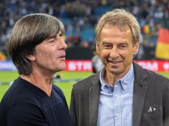 Jürgen Klinsmann (r) lobt Bundestrainer Joachim Löw. Foto: Robert Michael/dpa-Zentralbild/dpa Jürgen Klinsmann (r) lobt Bundestrainer Joachim Löw. Foto: Robert Michael/dpa-Zentralbild/dpa