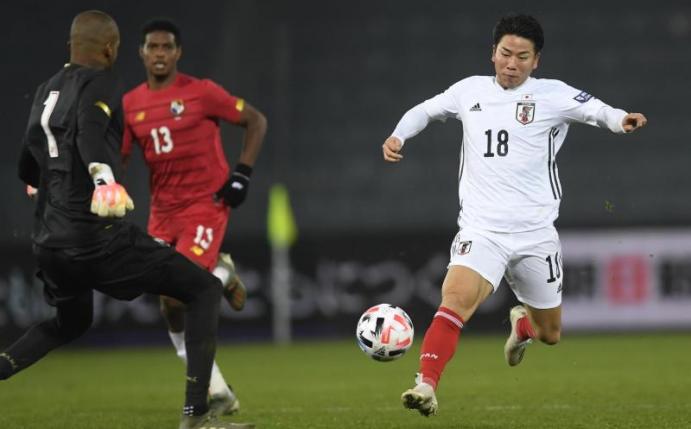 Der japanische Nationalspieler Takuma Asano (r) kommt nach Bochum. Foto: Andreas Schaad/AP/dpa
