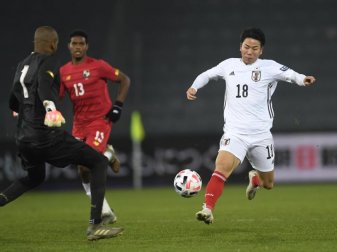 Der japanische Nationalspieler Takuma Asano (r) kommt nach Bochum. Foto: Andreas Schaad/AP/dpa Der japanische Nationalspieler Takuma Asano (r) kommt nach Bochum. Foto: Andreas Schaad/AP/dpa