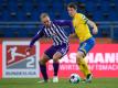 Florian Krüger (l) kommt aus Aue nach Bielefeld. Foto: Swen Pförtner/dpa