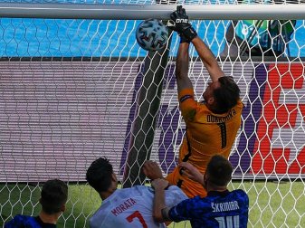 Dubravka haut den Ball ins eigene Tor Dubravka haut den Ball ins eigene Tor