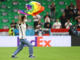 Flitzer mit Regenbogen-Fahne vor DFB-Spiel Flitzer mit Regenbogen-Fahne vor DFB-Spiel