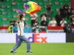 Flitzer mit Regenbogen-Fahne vor DFB-Spiel