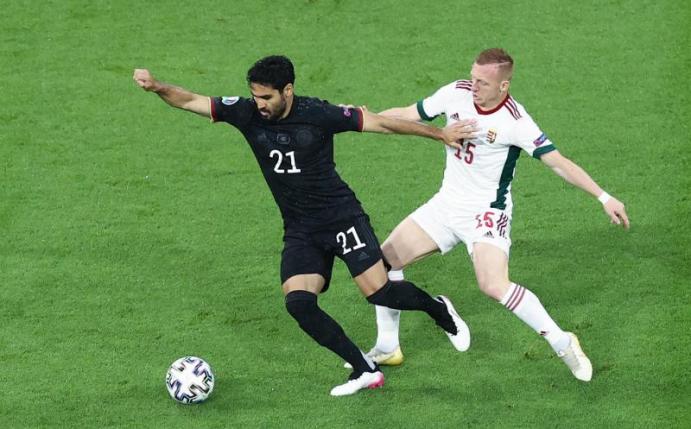 Arbeitete bis zu seiner Auswechslung viel, aber glücklos: Ilkay Gündogan (l) gegen Ungarns Laszlo Kleinheisler in Aktion. Foto: Christian Charisius/dpa