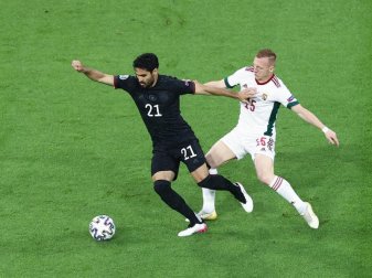 Arbeitete bis zu seiner Auswechslung viel, aber glücklos: Ilkay Gündogan (l) gegen Ungarns Laszlo Kleinheisler in Aktion. Foto: Christian Charisius/dpa Arbeitete bis zu seiner Auswechslung viel, aber glücklos: Ilkay Gündogan (l) gegen Ungarns Laszlo Kleinheisler in Aktion. Foto: Christian Charisius/dpa