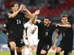 Leon Goretzka (l-r) bejubelt sein Tor zum 2:2 mit Kevin Volland Joshua Kimmich. Foto: Lukas Barth/Pool EPA/dpa