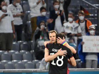 Leon Goretzka und Torhüter Manuel Neuer umarmen sich nach dem Spiel. Foto: Federico Gambarini/dpa Leon Goretzka und Torhüter Manuel Neuer umarmen sich nach dem Spiel. Foto: Federico Gambarini/dpa