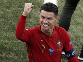 Portugals Cristiano Ronaldo jubelt nach dem Spiel gegen Frankreich. Foto: Laszlo Balogh/POOL AP/dpa Portugals Cristiano Ronaldo jubelt nach dem Spiel gegen Frankreich. Foto: Laszlo Balogh/POOL AP/dpa