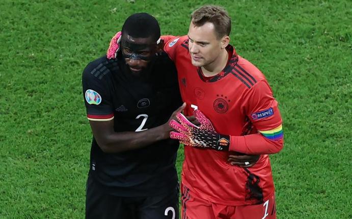 Deutschlands Antonio Rüdiger und Torhüter Manuel Neuer umarmen sich. Foto: Christian Charisius/dpa