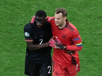 Deutschlands Antonio Rüdiger und Torhüter Manuel Neuer umarmen sich. Foto: Christian Charisius/dpa Deutschlands Antonio Rüdiger und Torhüter Manuel Neuer umarmen sich. Foto: Christian Charisius/dpa