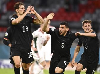 Leon Goretzka (l-r) bejubelt sein Tor zum 2:2 mit Kevin Volland und Joshua Kimmich. Foto: Lukas Barth/Pool EPA/dpa Leon Goretzka (l-r) bejubelt sein Tor zum 2:2 mit Kevin Volland und Joshua Kimmich. Foto: Lukas Barth/Pool EPA/dpa