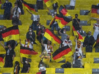 Montgomery: DFB-Fans sollten nicht nach London reisen Montgomery: DFB-Fans sollten nicht nach London reisen