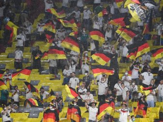 Deutsche Fans auf der Tribüne in München. Foto: Federico Gambarini/dpa Deutsche Fans auf der Tribüne in München. Foto: Federico Gambarini/dpa