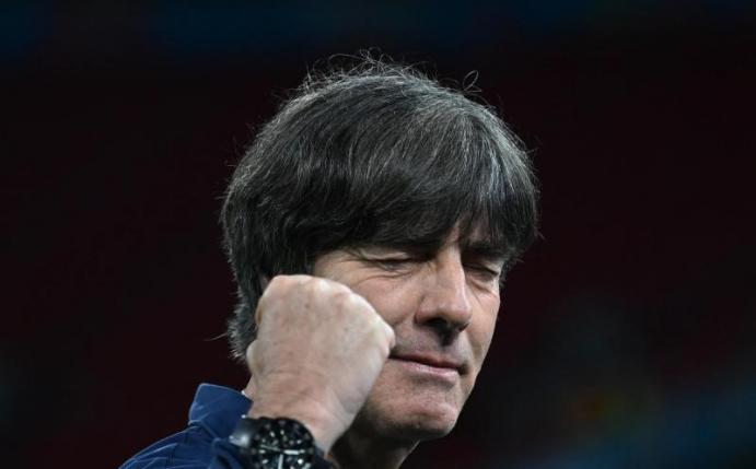 Die Lust an der EM und die Vorfreude auf den Klassiker gegen England sind zurück: Joachim Löw ballt beim Interview die Faust. Foto: Federico Gambarini/dpa