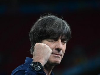 Die Lust an der EM und die Vorfreude auf den Klassiker gegen England sind zurück: Joachim Löw ballt beim Interview die Faust. Foto: Federico Gambarini/dpa Die Lust an der EM und die Vorfreude auf den Klassiker gegen England sind zurück: Joachim Löw ballt beim Interview die Faust. Foto: Federico Gambarini/dpa