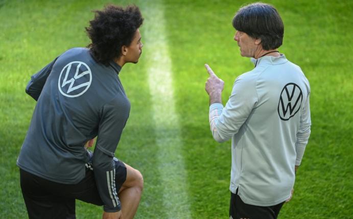 Bundestrainer Jogi Löw gibt Leroy Sane Anweisungen