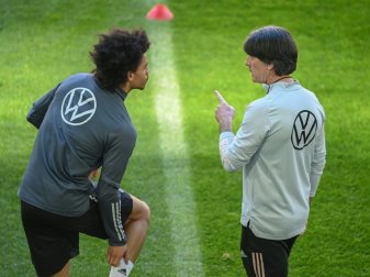 Bundestrainer Jogi Löw gibt Leroy Sane Anweisungen Bundestrainer Jogi Löw gibt Leroy Sane Anweisungen