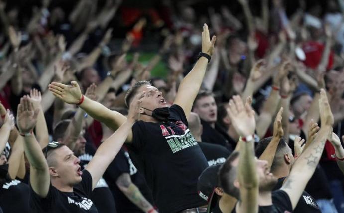 Einige ungarische Fans geben bei der EM kein gutes Bild ab. Foto: Matthias Schrader/Pool AP/dpa