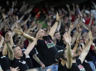 Einige ungarische Fans geben bei der EM kein gutes Bild ab. Foto: Matthias Schrader/Pool AP/dpa Einige ungarische Fans geben bei der EM kein gutes Bild ab. Foto: Matthias Schrader/Pool AP/dpa