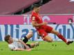 Rekord-Torjäger Robert Lewandowski (r) trifft zum Bundesliga-Auftakt mit Bayern auf Borussia Mönchengladbach (hier Nico Elvedi). Foto: Peter Kneffel/dpa-Pool/dpa