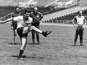 Starb im Alter von 79 Jahren: Ex-Nationalspieler Ludwig Müller (v). Foto: dpa Starb im Alter von 79 Jahren: Ex-Nationalspieler Ludwig Müller (v). Foto: dpa