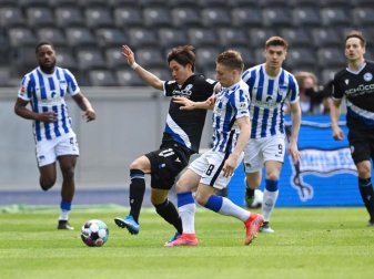 Arminia Bielefeld verpflichtete Masaya Okugawa (2.v.l.) fest. Foto: Soeren Stache/dpa-Zentralbild/dpa Arminia Bielefeld verpflichtete Masaya Okugawa (2.v.l.) fest. Foto: Soeren Stache/dpa-Zentralbild/dpa